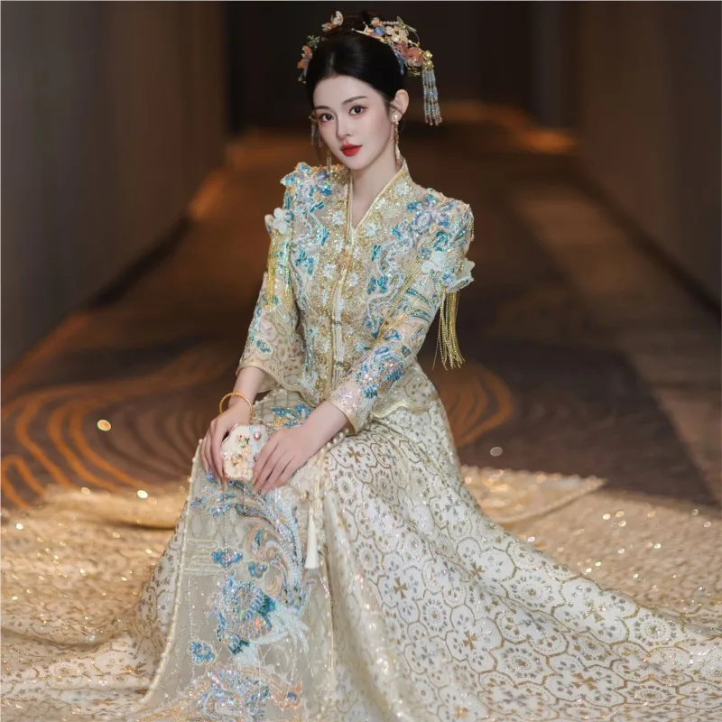The champagne-colored Chinese bridal gown phoenix is wedding dress for
