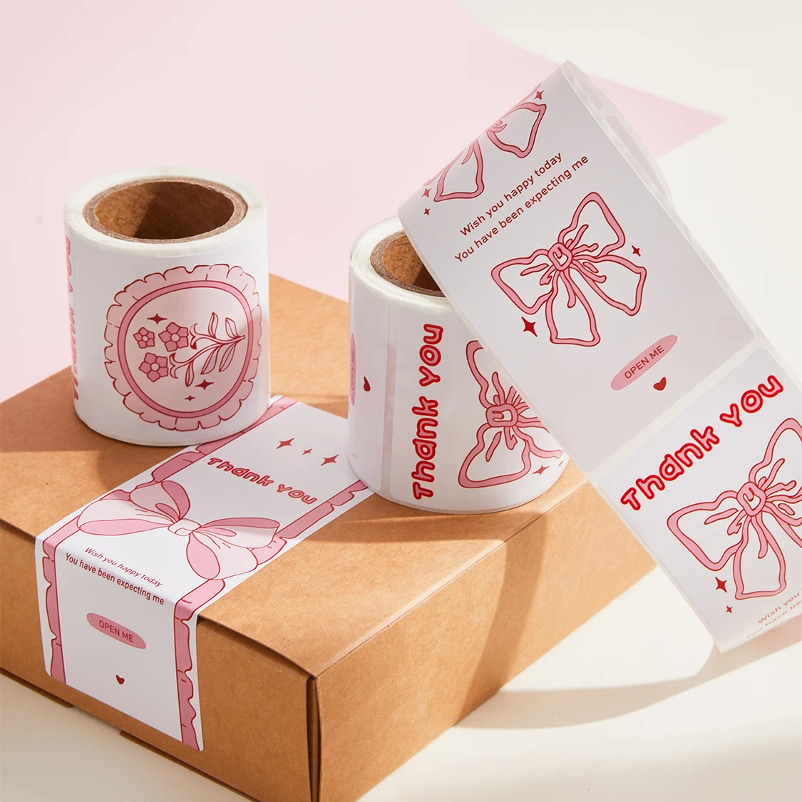 

Розовые наклейки-бабочки, квадратные наклейки с благодарностью, уплотнительная паста, коробка для самолета, изысканные наклейки для украшения подарочной коробки, 50 шт./рулон