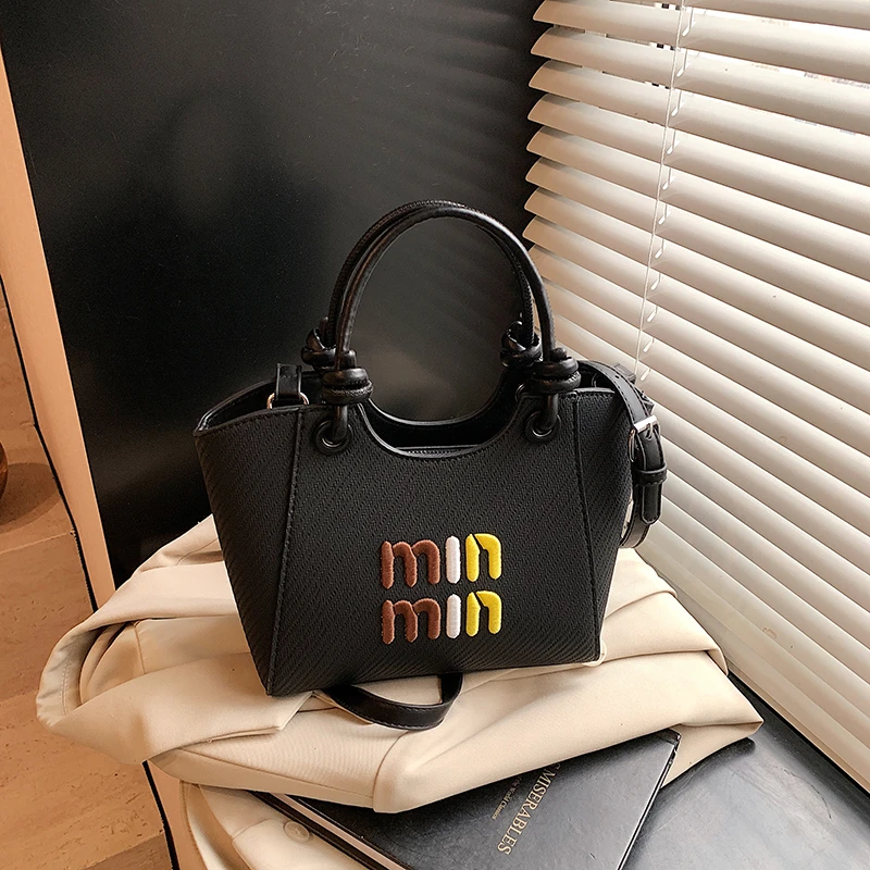 

New Trendy Leather Commuter Bag for Urban Women Travel Ready Large Capacity Vintage Solid Color Design