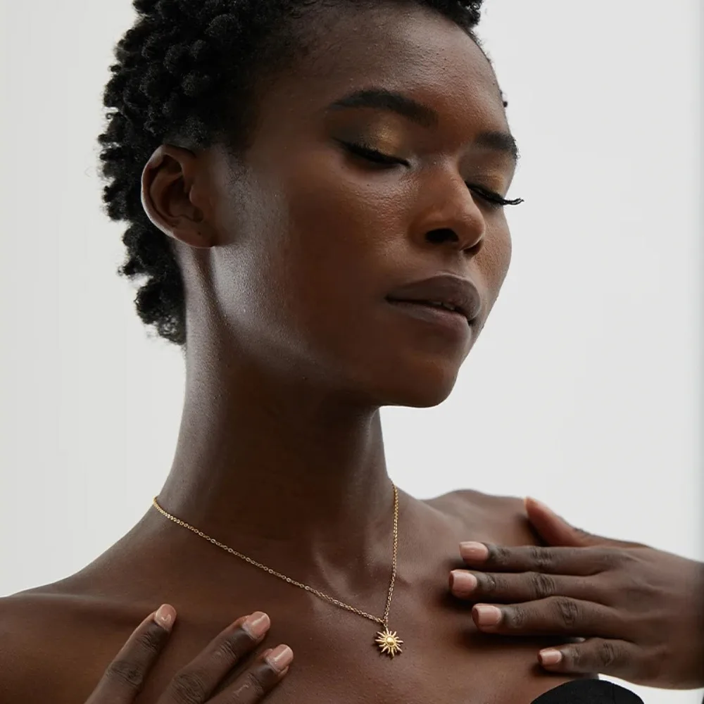 レトロ合金シンプルエレガントネックレス電気メッキ太陽ペンダントネックレストレンディジュエリー