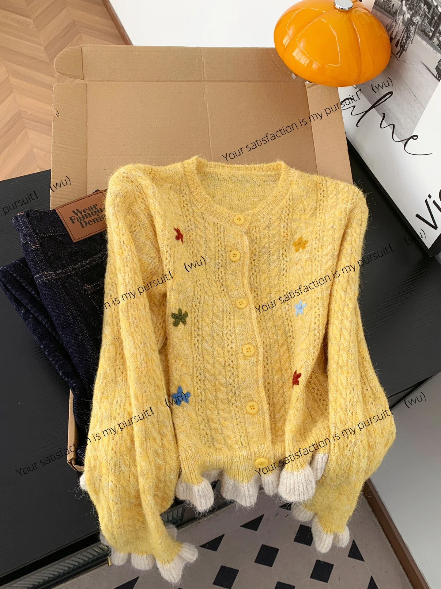 

Embroidery crochet hollow sweater cardigan female Korean gentle wind sweet age-reducing soft waxy coat