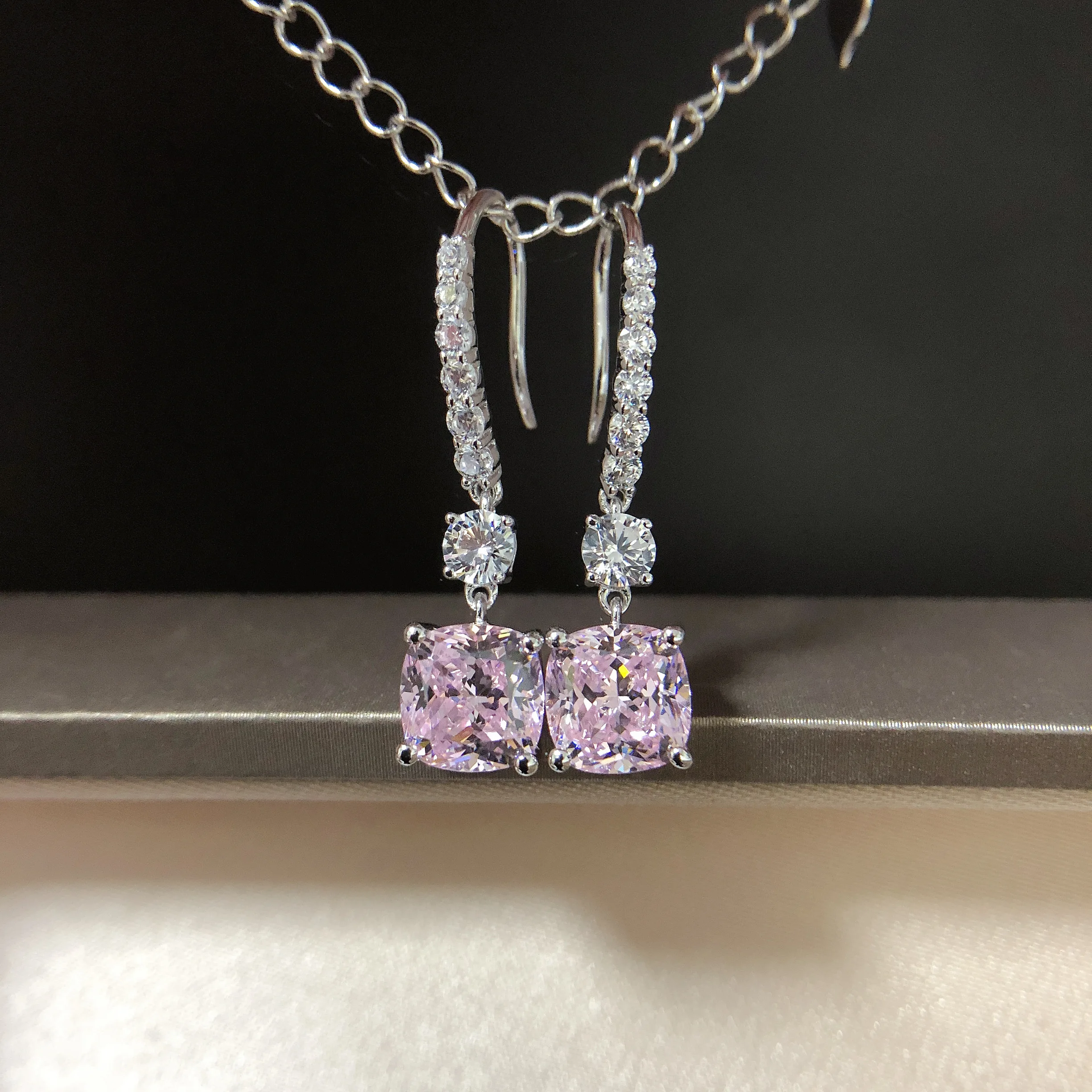 (4 Karat insgesamt) 2 Karat pro Stück, Ohrstecker mit rosa Diamanten im Cushion-Schliff, 18 Karat Weißgold, AU750, Damen-Schmuck, E060 – Detail 1