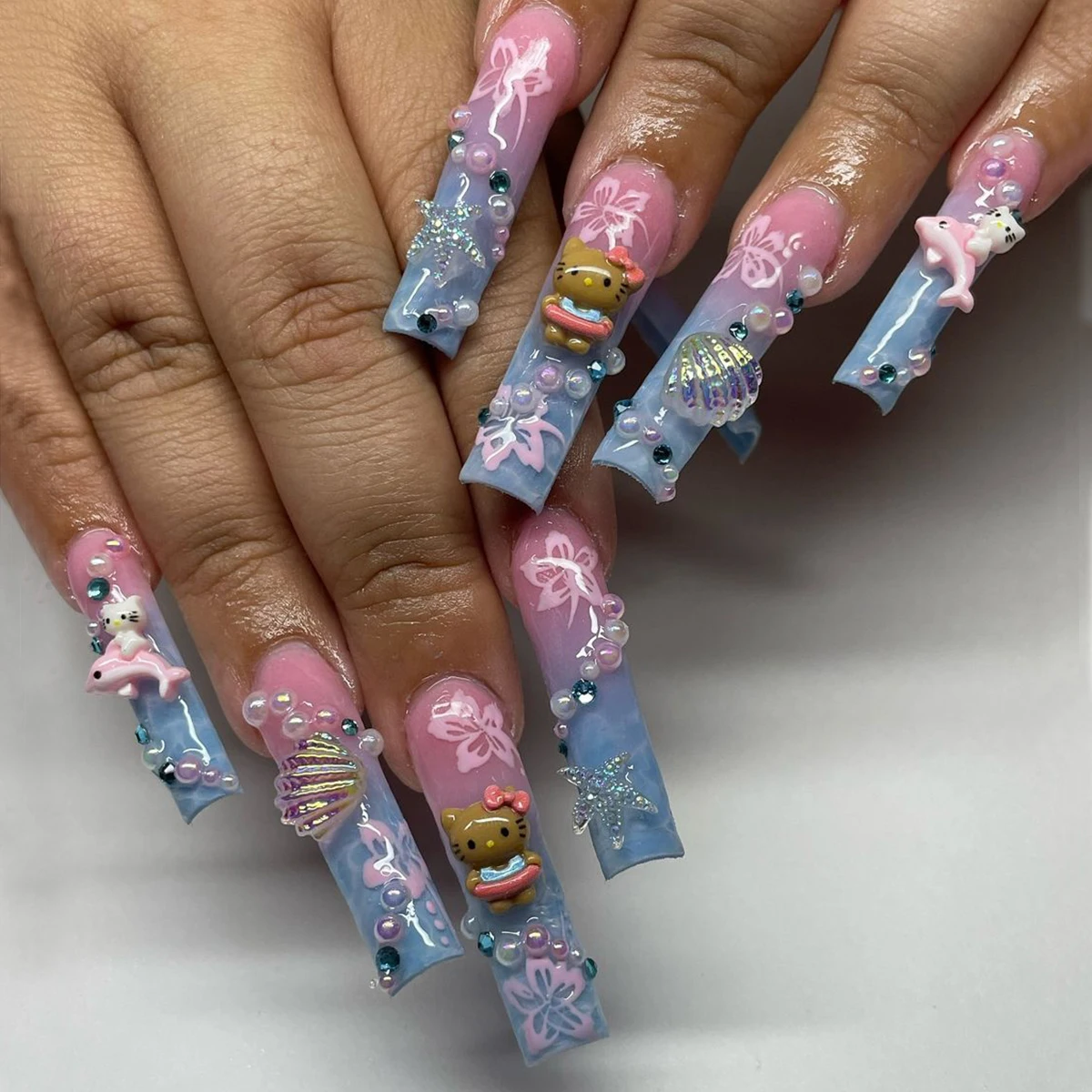 24 Uñas Postizas Largas en Forma de Ataúd con Degradado Azul y Rosa, Estilo Francés Sanrio Hello Kitty con Conchas y Estrellas de Mar en 3D, Pedrería Blanca, Set de Uñas a Presión Adecuado para Uso Diario y Fiestas (Incluye: Una Tira de Pegamento de Gel, 