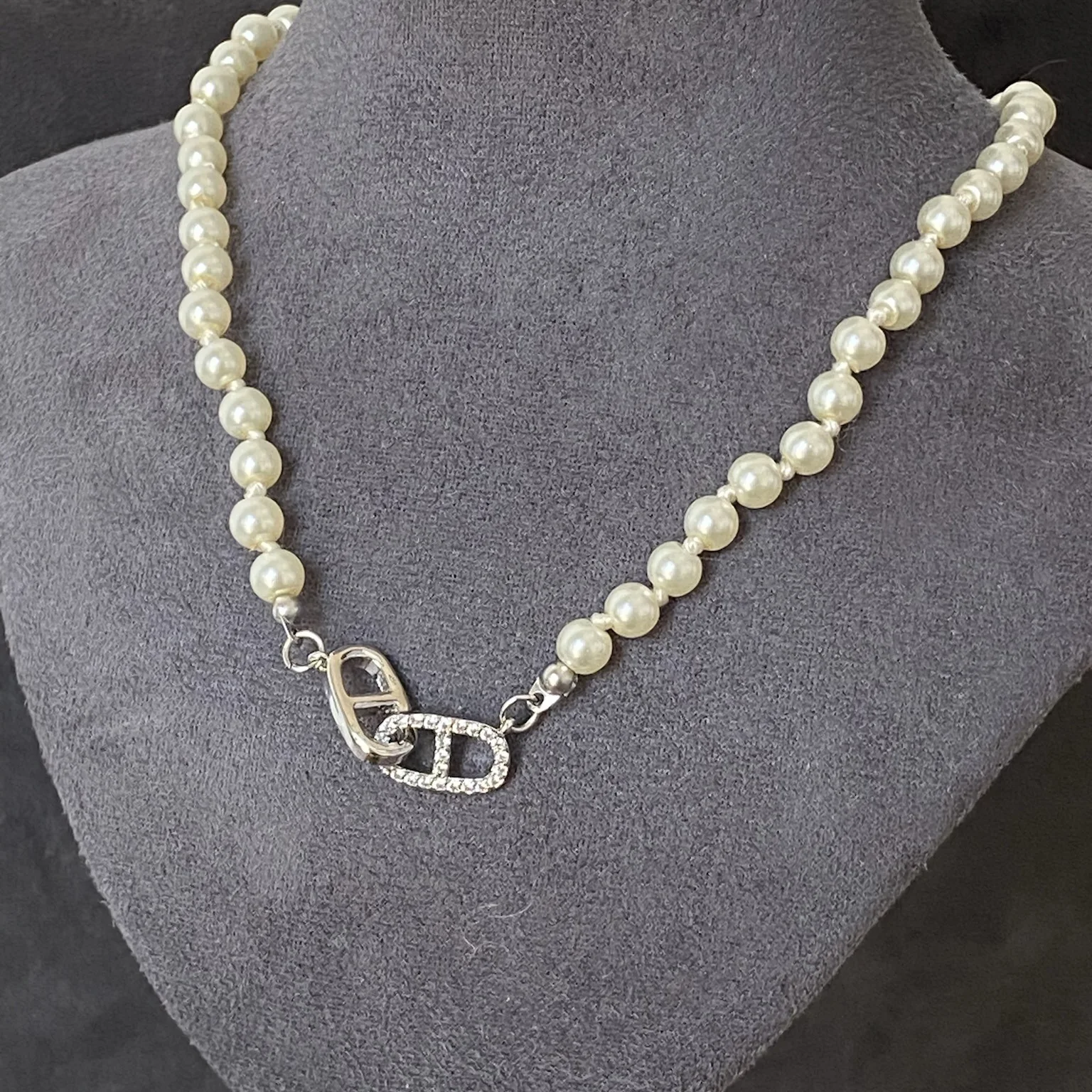 

Elegant Luxury Women's Pearl Letter Necklace Delicate Small Pearl & Full-Diamond Pendant Design, Minimalist Chic Statement Piece