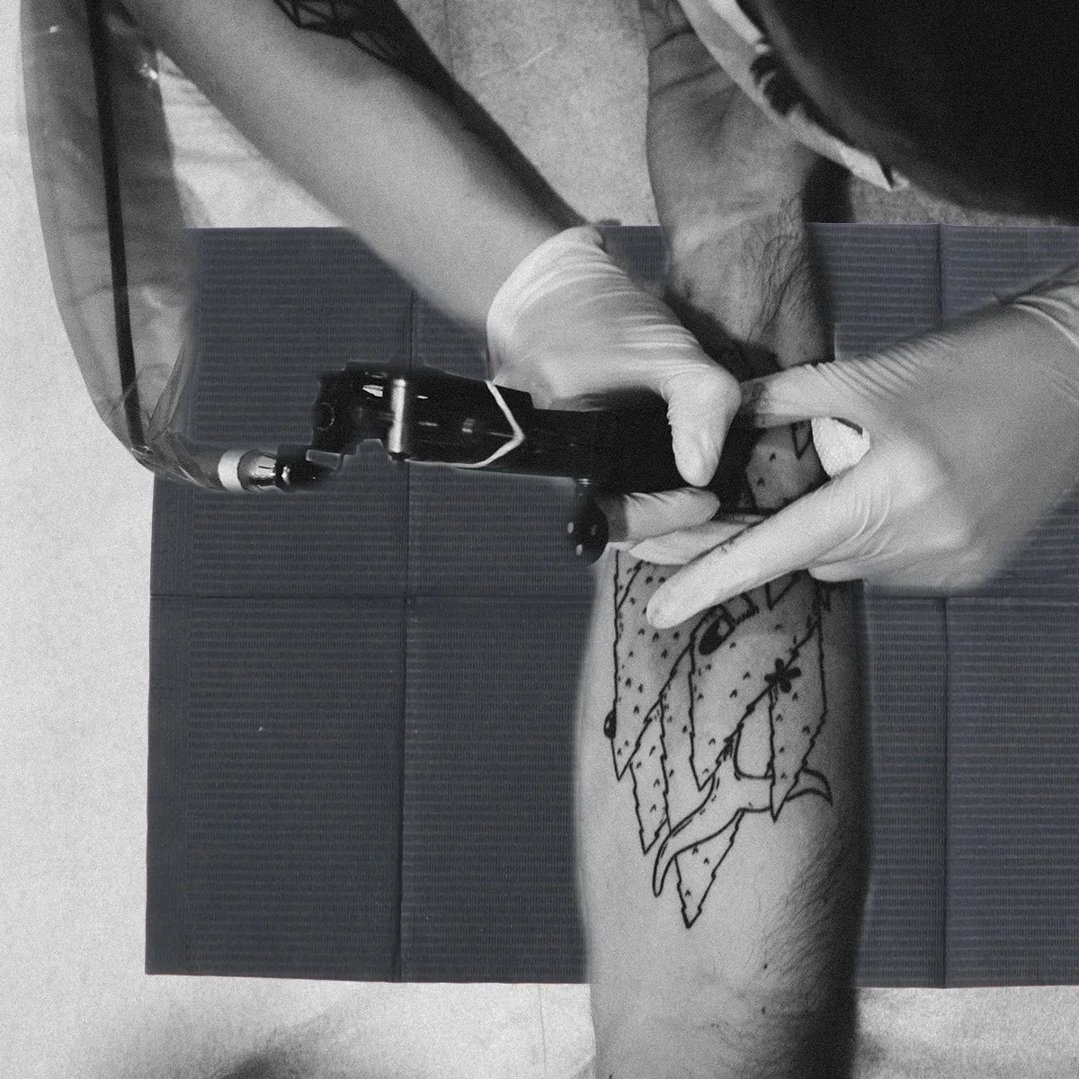 

125 шт. водонепроницаемых одноразовых скатертей черного цвета для профессионального использования: защитное покрытие для рабочего стола, для тату-салонов и офисов