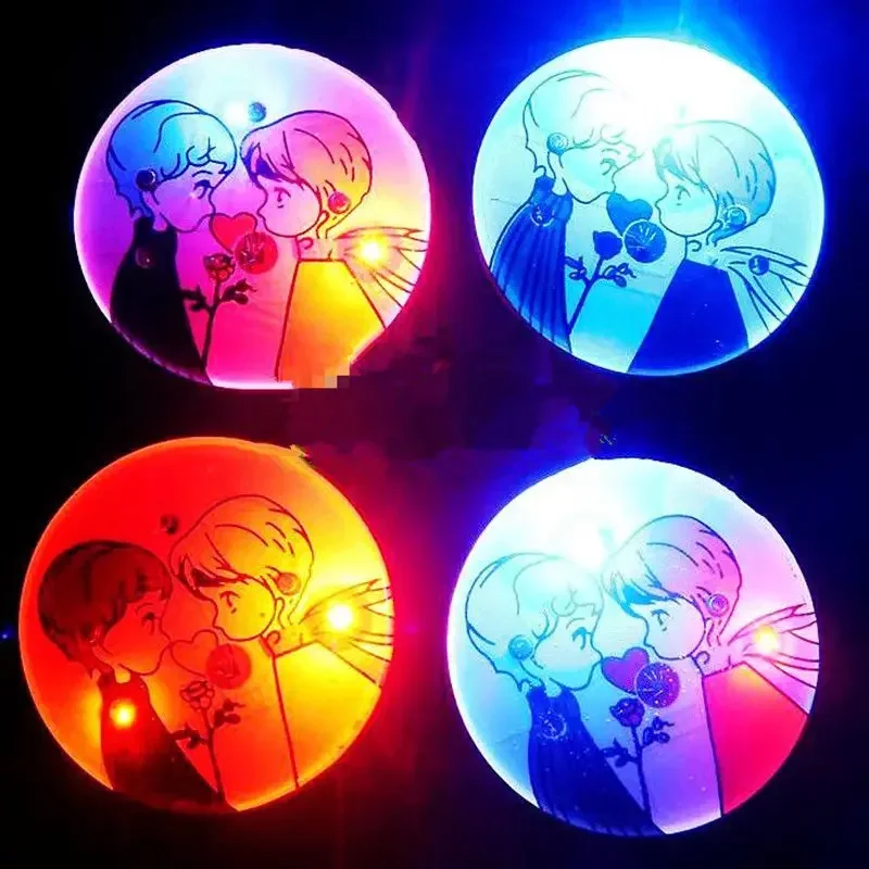 25 pz Party Love LED Lampeggiante Spilla Pin Cartoon Light up Glow Badge Regalo Cosplay Navidad Festival di Nozze Halloween Natale