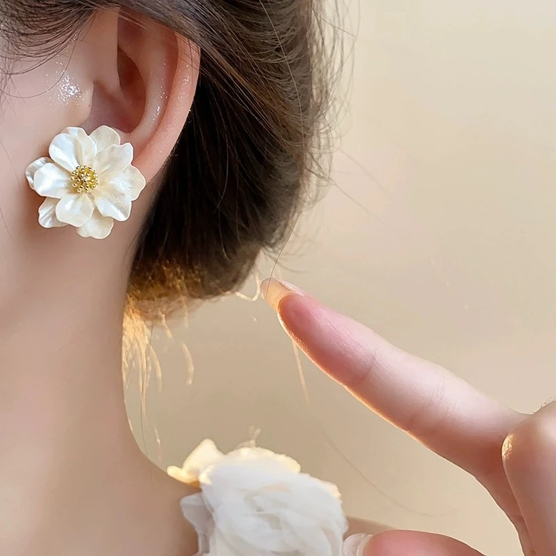 

New 2025 White Camellia Flower Stud Earrings for Women Korean Sweet Resin Irregular Petals Design Elegant Wedding Jewelry Gift