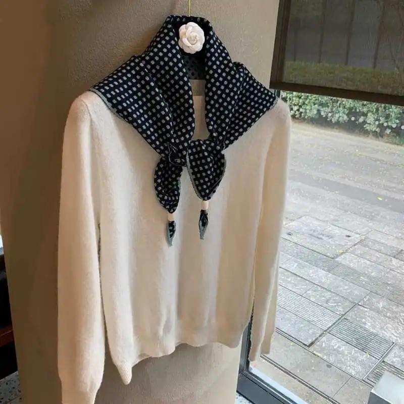 Retro Simple Scarf Temperament Scarf Personalized Bead Jacquard Triangular Scarf Fart Curtain Decoration Soft Waxy Small Shawl