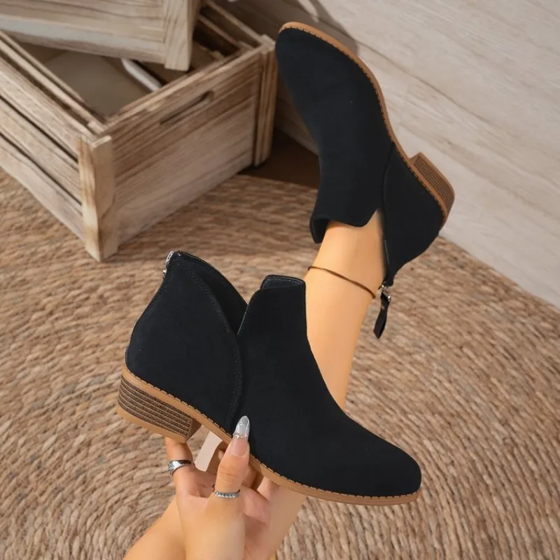 Botines de mujer con punta redonda, tacón bajo, textura tipo gamuza, cierre trasero con cremallera, aberturas laterales, calzado casual para uso diario, exterior y paseos por la calle.