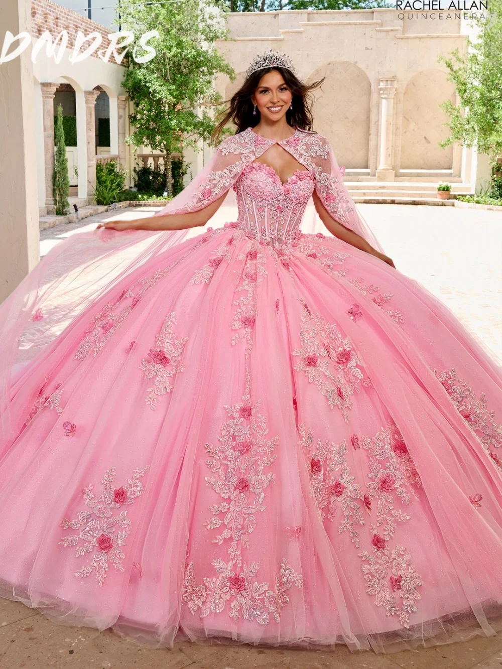 Luxurious Sweetheart Quinceanera Dress 2025 Elegant Cape Party Dress Shiny Sleeveless Strapless Party Gown 16 Customized