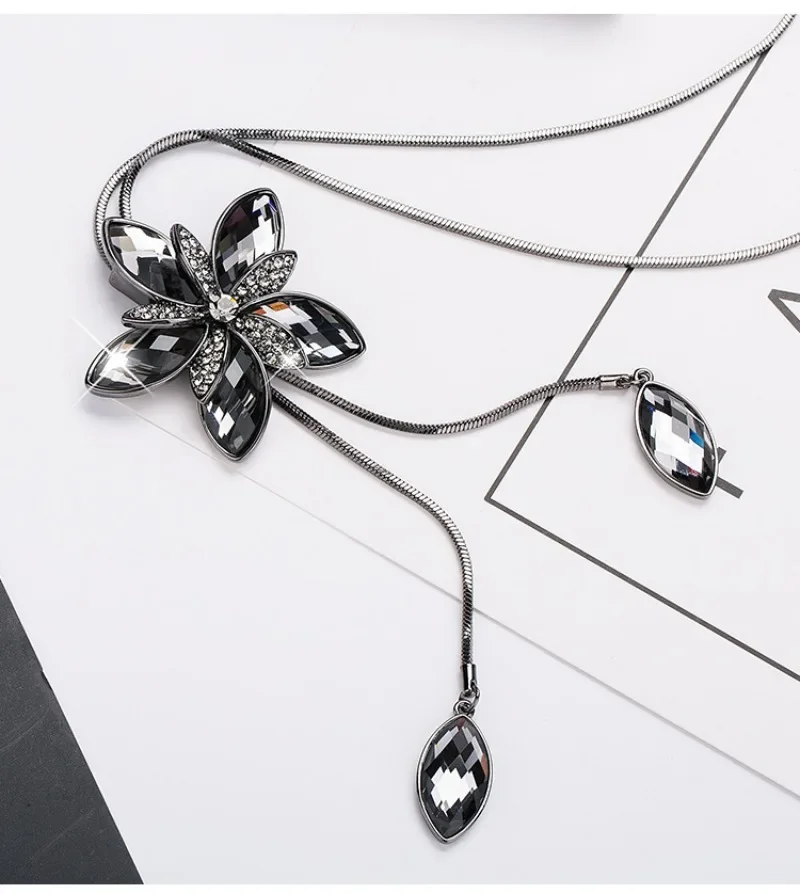 

A versatile women's tassel long necklace for autumn and winter, an alloy inlaid crystal flower sweater chain long