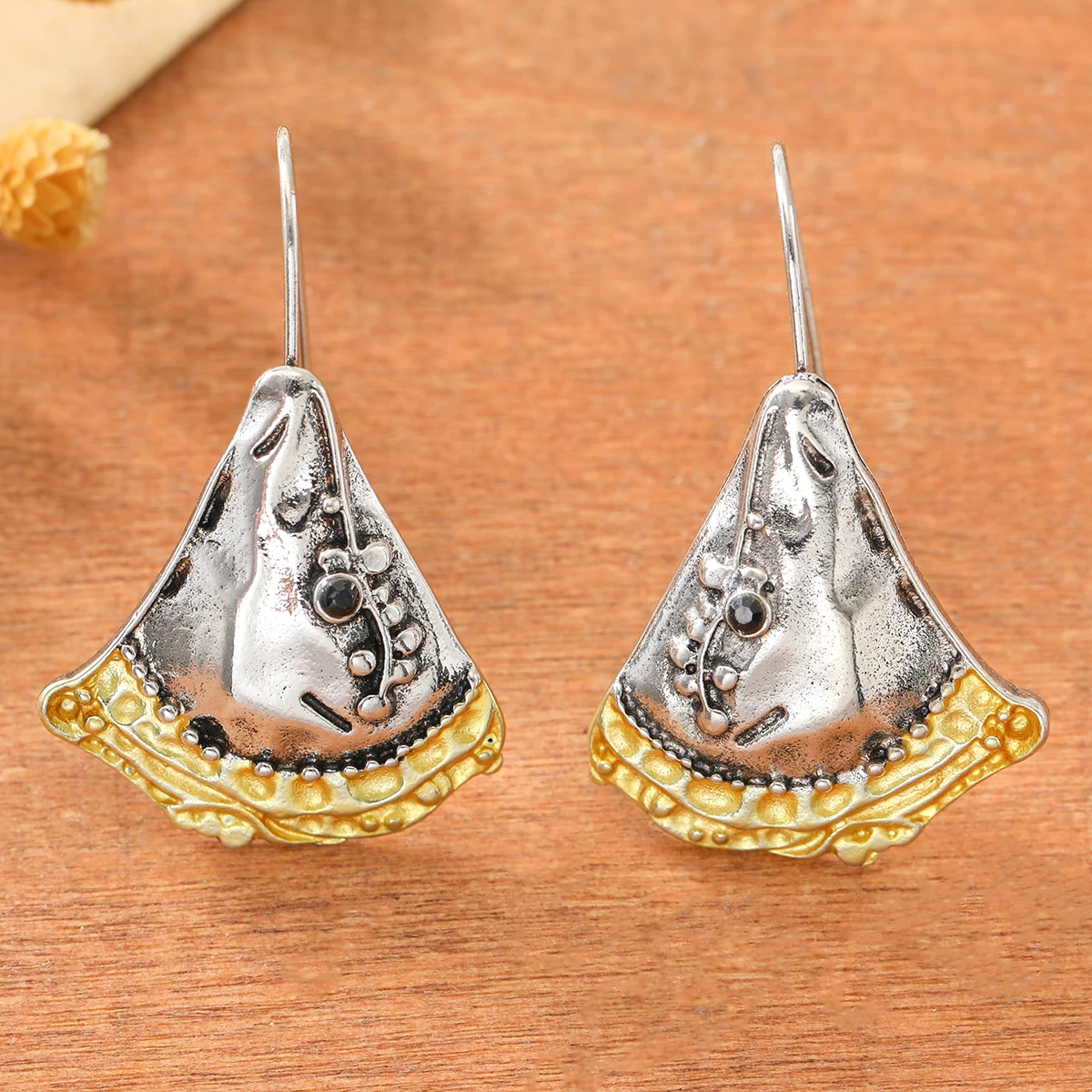 Retro Two-Tone Distressed Fan-Shaped Inlaid Artificial Gemstone Drop Earrings for Ladies, Suitable for Casual and Vacation Wear.