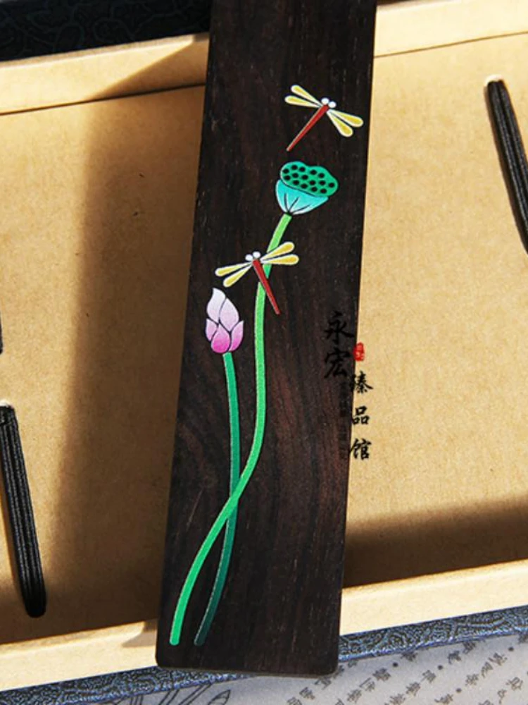 Con il grande segnalibro viola mantra nappa gialla ebano