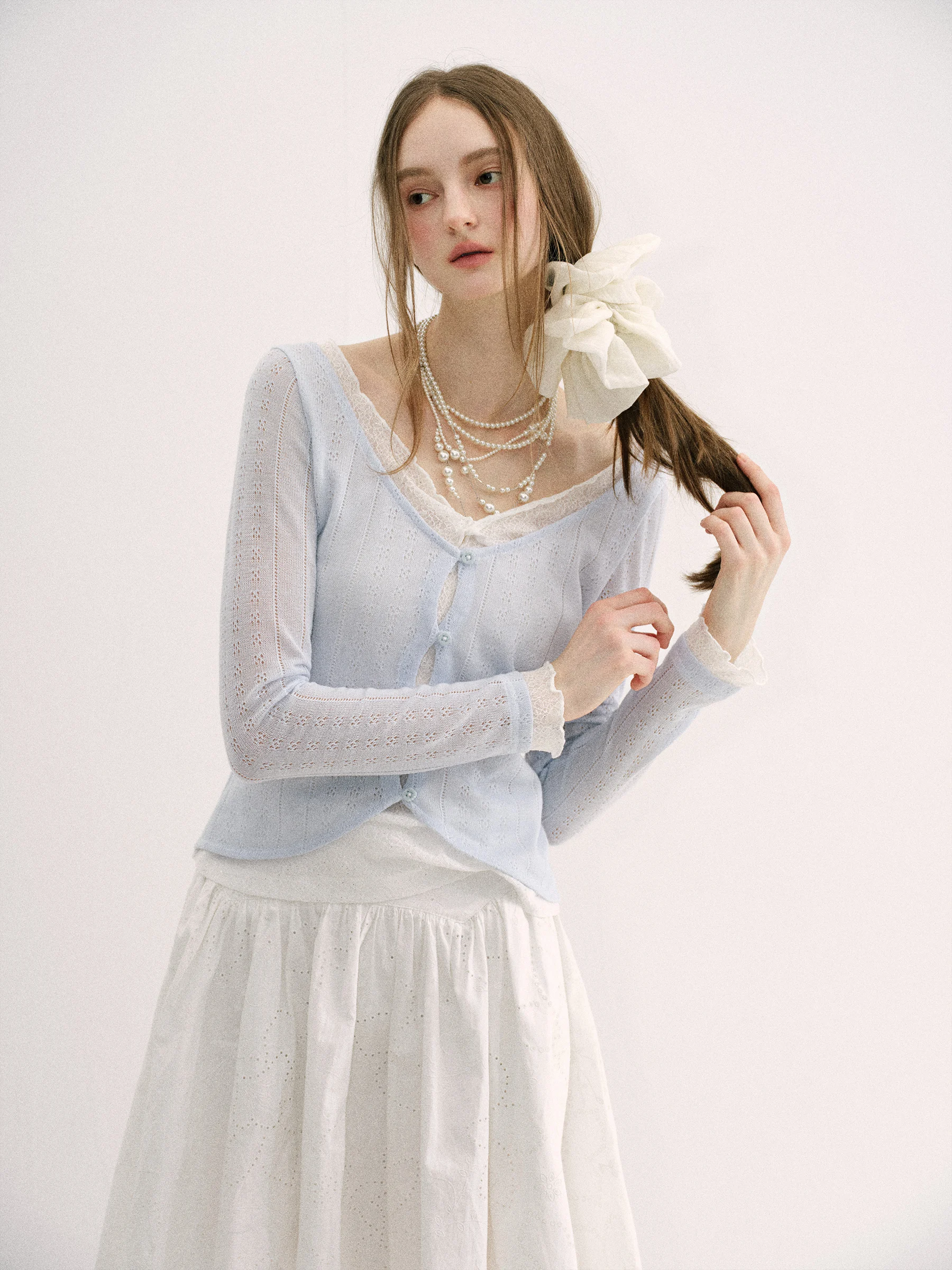 

Оригинальный дизайнерский вязаный топ с кружевными вставками в голубых и белых тонах, мягкий полиэстер, длинный рукав, круглый вырез, французский стиль.