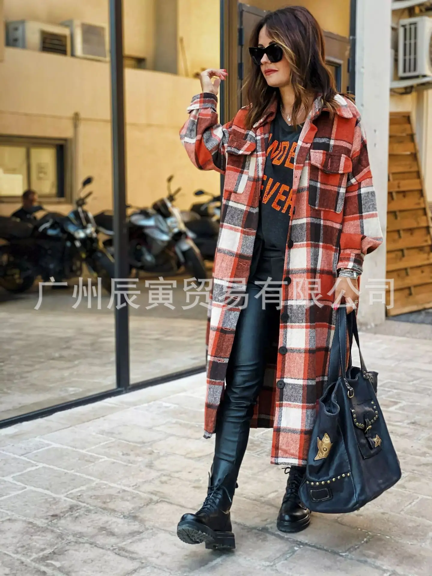 

Изысканное винтажное пальто в клетку с асимметричным разрезом, приталенное, в современном европейском стиле