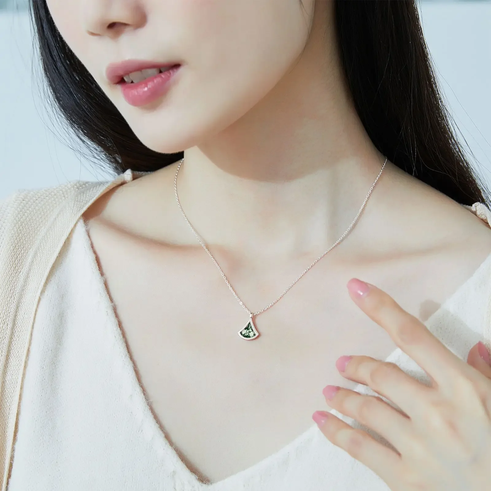 Skirt Natural Aquatic Agate Color Baby Stone PT950 Platinum 18K Gold Green Moss Clavicle Chain Necklace for Women