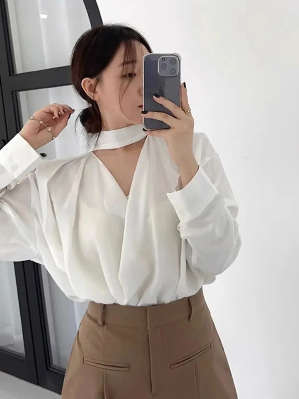 Conjunto de mujer hoado con cuello en V y manga de burbuja a la moda con diseño de fajín, plones cortos adeazantes de...