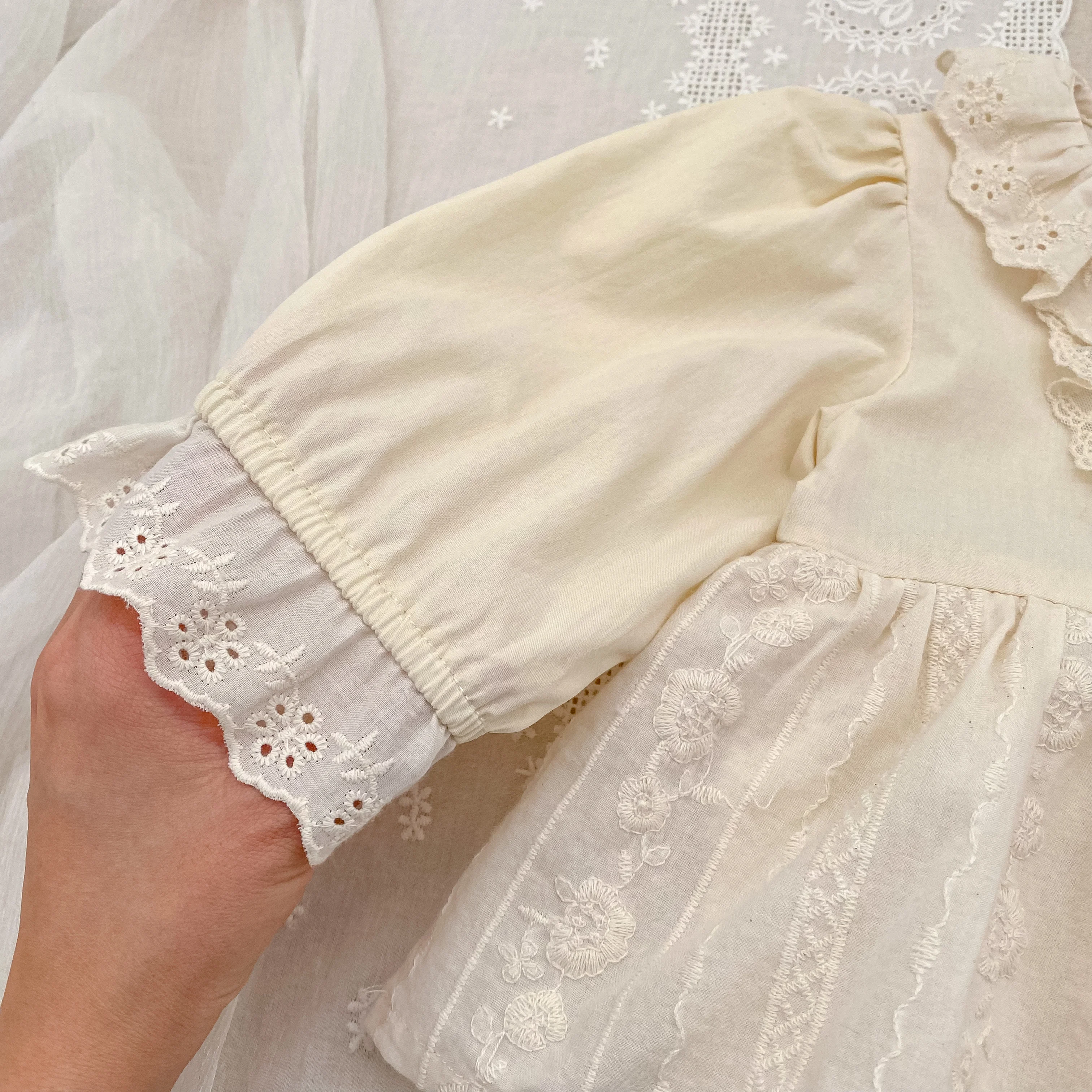 Baby-Mädchen-Strampler im Vintage-Stil mit Spitze, Rüschenkragen, langen Ärmeln, Baumwollrock mit Stickerei, Body, Neugeborenen- und Säuglings-Prinzessinnen-Outfit, 0–24 Monate. – Detail 10