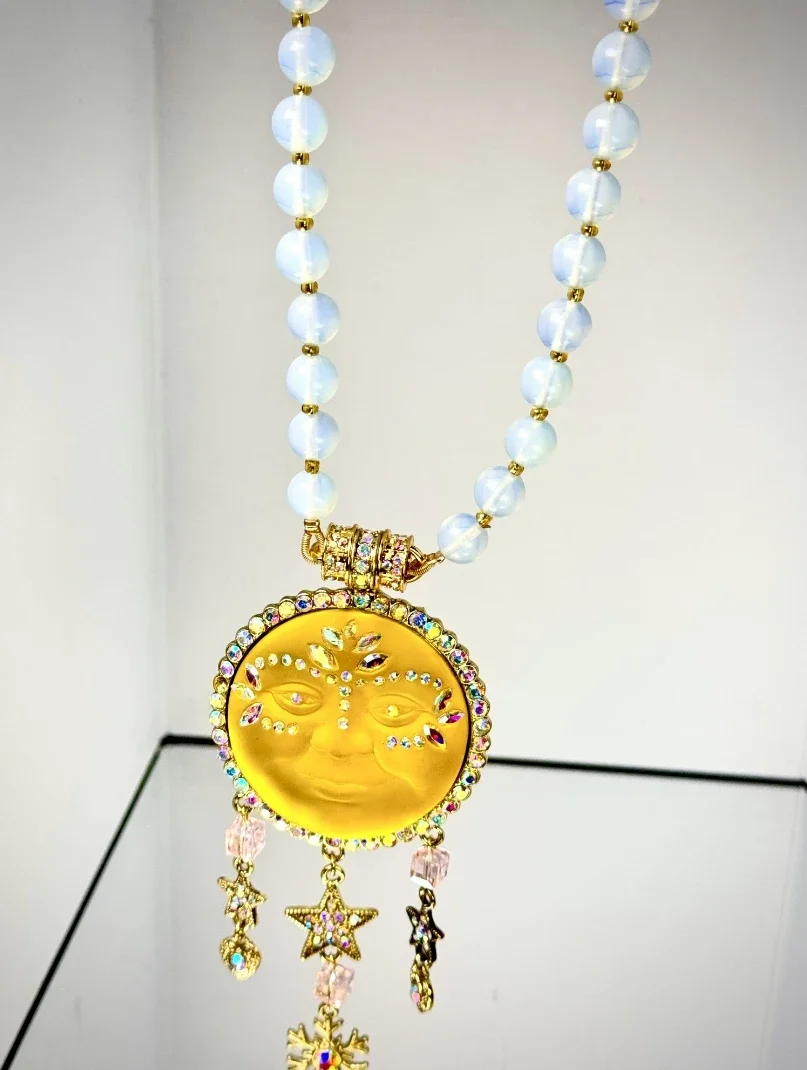 KF Europe and the United States fashion trend retro literature sweet classic inlaid shiny rhinestone yellow Moen face necklace