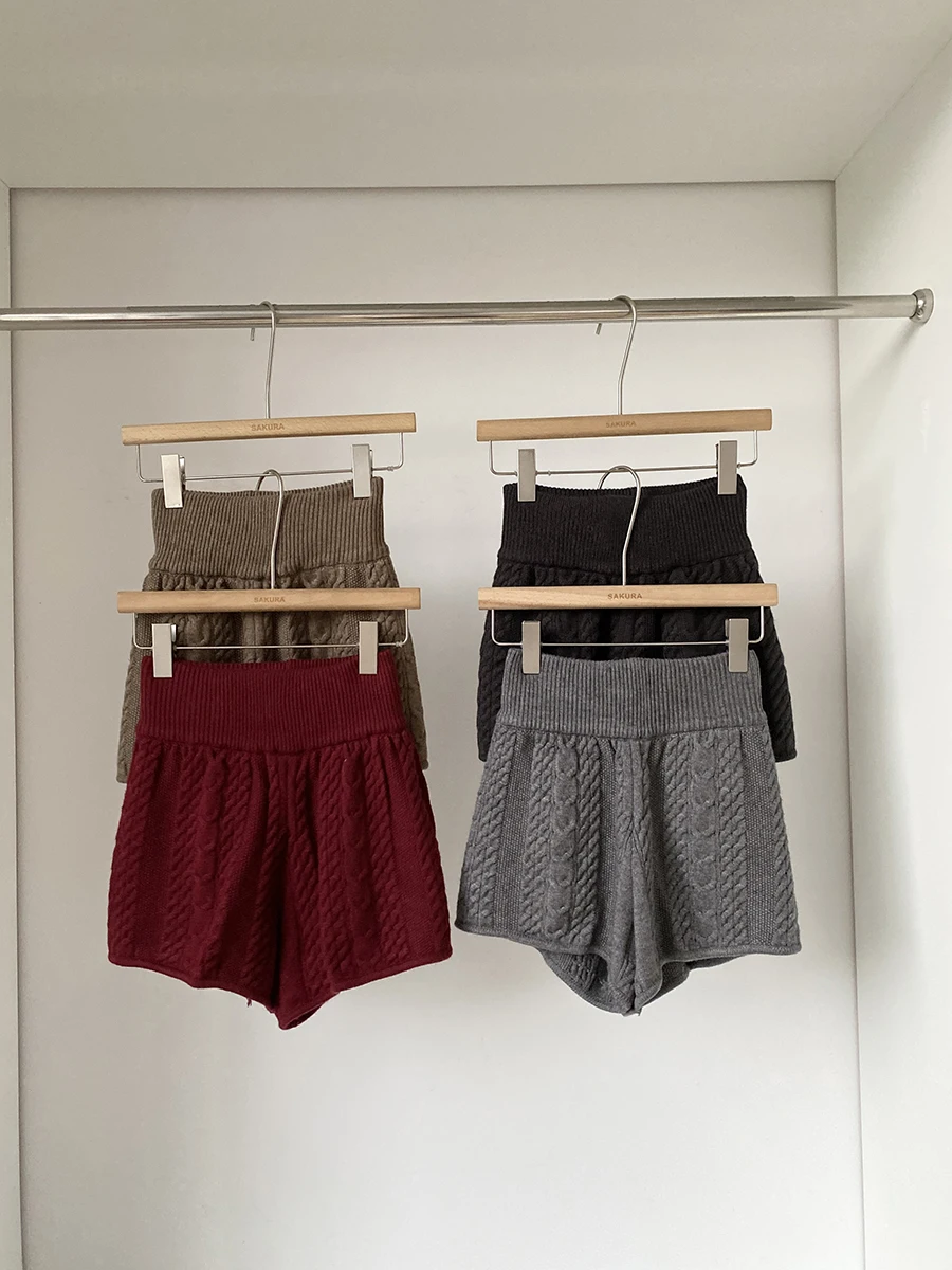 

Casual Knitted Short Pants Women's High Waist Elastic Waist Twist Design Suitable for Home And Outdoor Wear Autumn 2025 New S...
