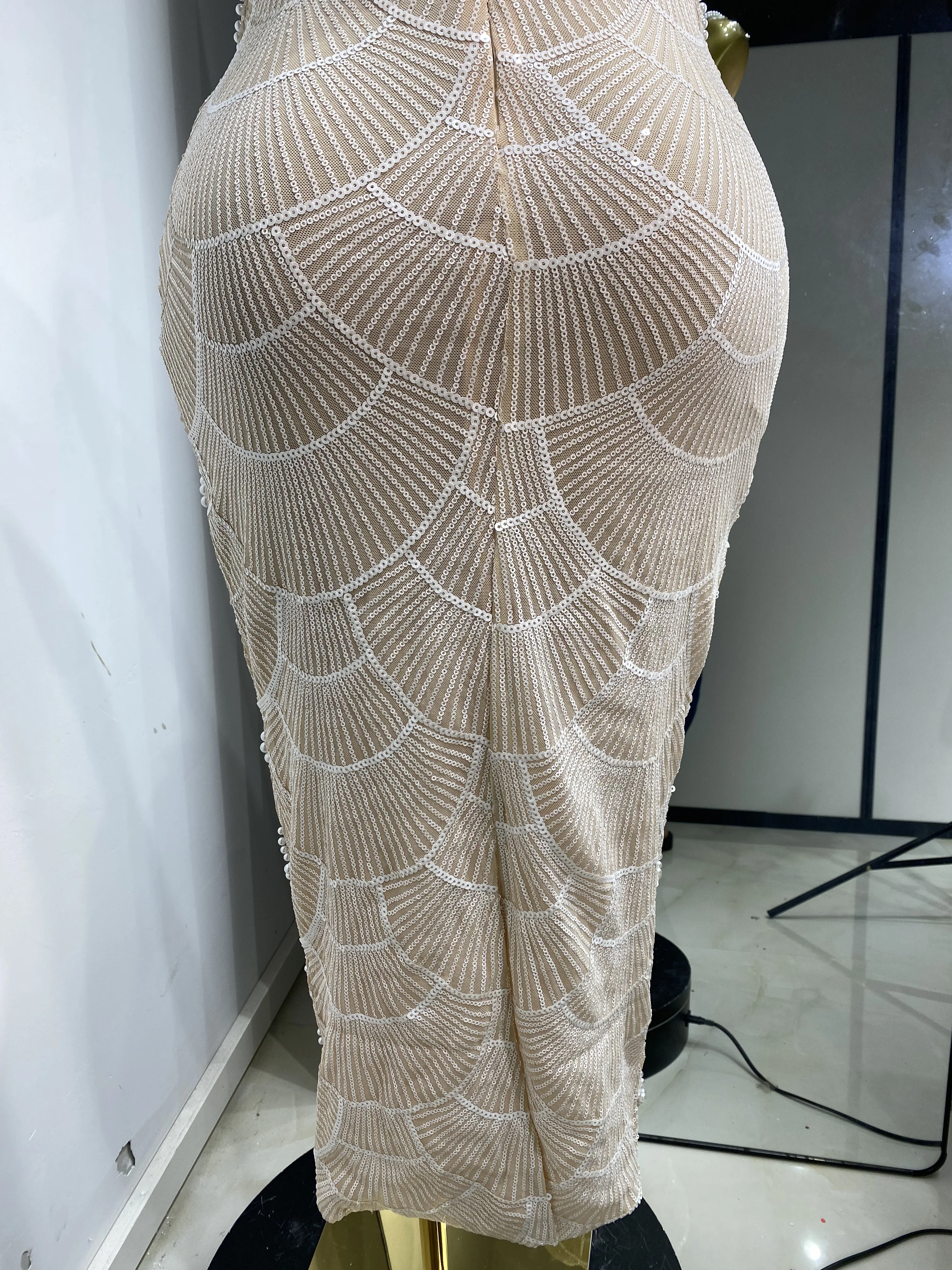 المرأة الأبيض اللؤلؤ الترتر ميدي فستان طويل السباغيتي حزام قطع عيد ميلاد فساتين الحفلات المسائية قطعة واحدة المشاهير المدرج