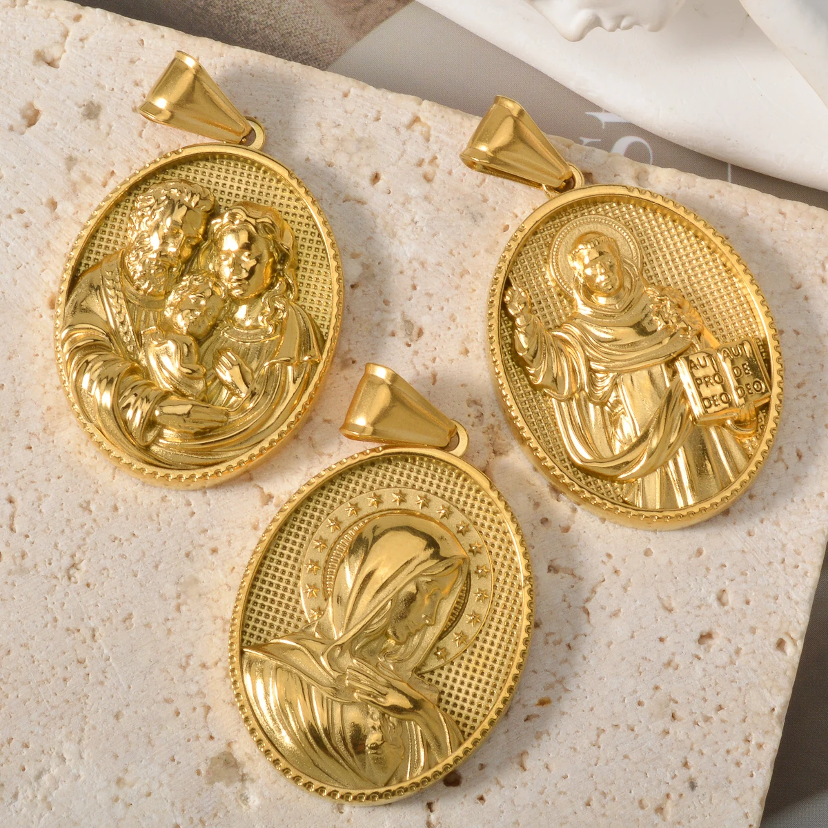 Gold Plated Oval Medallion Pendant Necklace Latin Engraved Religious Charm Chain Virgin Mary Holy Family Jesus Amulet Jewerly