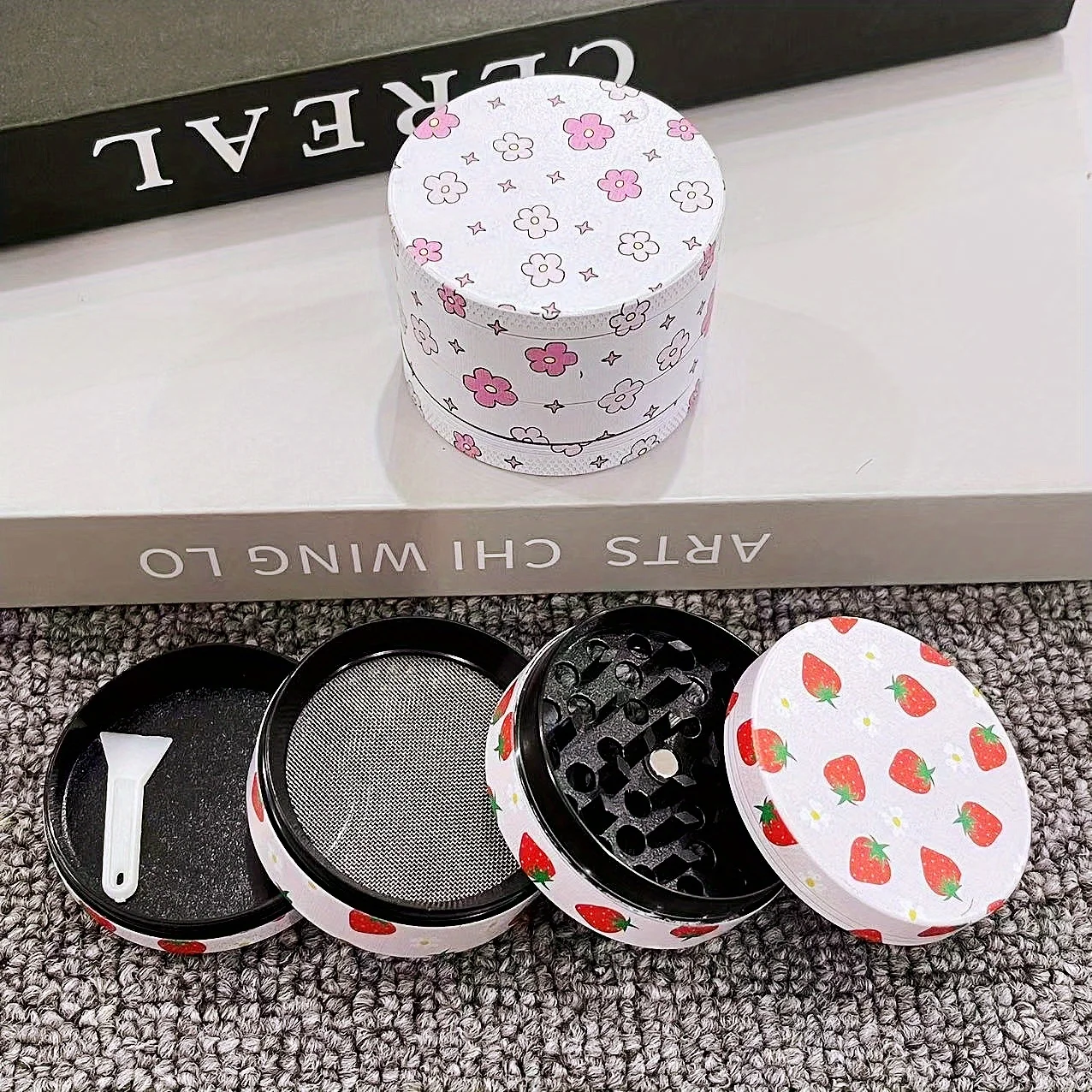 Molinillo de hierbas y fresas de Metal de 2 pulgadas, trituradora de 4 capas, mortero de dibujos animados, mortero de pimienta, tabaco, molinillo de hierba cruda, accesorios para fumar