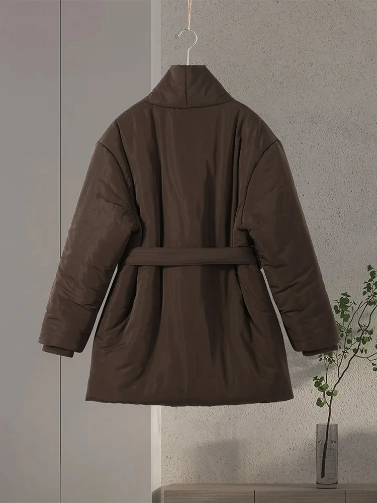 เสื้อโค้ทแฟชั่นผู้หญิงแบบใหม่ ปี 2025  เสื้อคลุมฤดูหนาวแบบผูกเชือก มีกระเป๋า แขนยาว คอวี ผ้าหนา อุ่น สีน้ำตาล สีดำ ผ้าฝ้าย