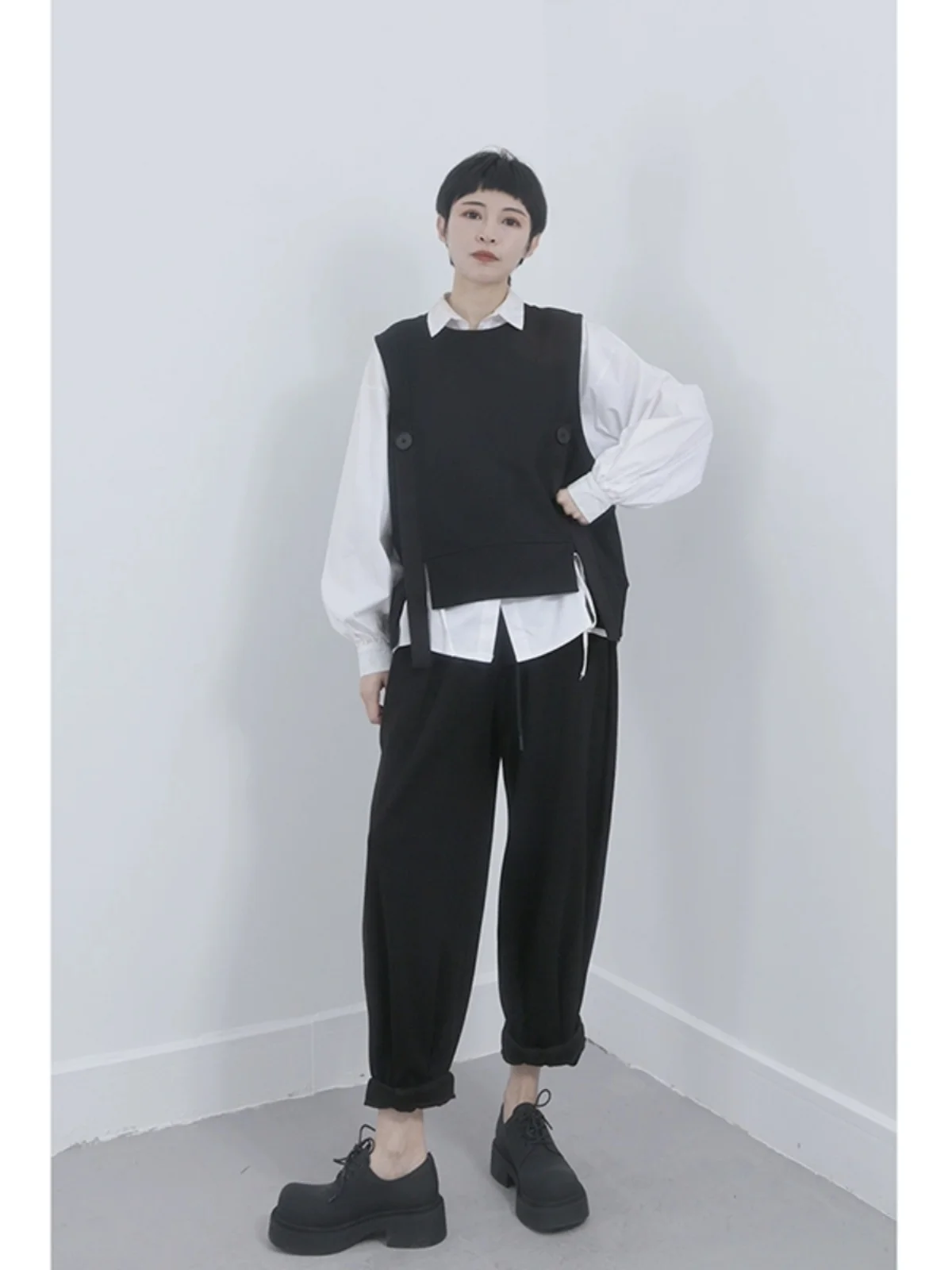 

Весенне-осенняя новинка: Женский укороченный жилет с круглым вырезом, оригинальный дизайн, из хлопка и полиэстера, асимметричный крой.