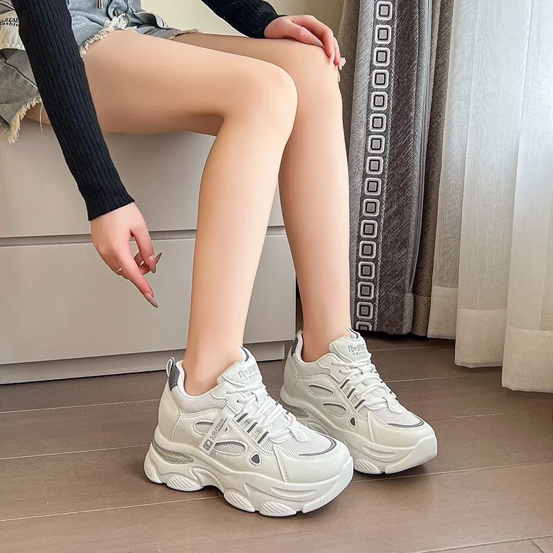 Modne i codzienne buty dla taty 2024 gruba podeszwa siatkowa oddychająca wysokość wewnętrzna białe trampki buty wulkanizowane Zapatos De Mujer