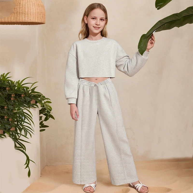 

Однотонный костюм для девочек 8-12 лет. Воротник питера. Манжеты на полосках. Короткая толстовка. Репликационная затягивающаяся талия. Прямые спортивные штаны. Мода.