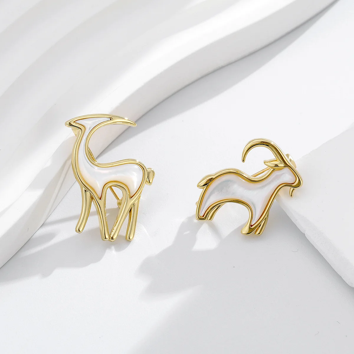 Light luxury temperament versatile pin brooch, extremely simple style copper inlaid with natural shell antelope chest flower