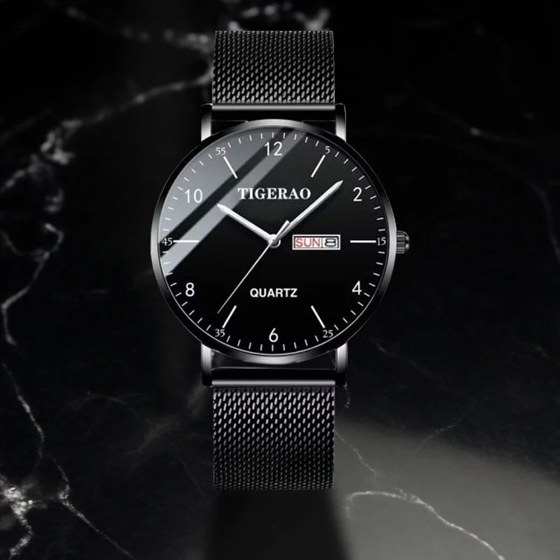 Un orologio da uomo al quarzo doppio con borchie eleganti e in rete nera