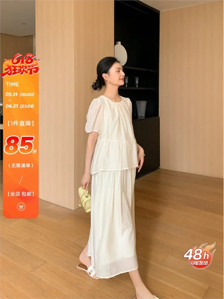 

White Moonlight maternity Wear's new two-piece chiffon long dress