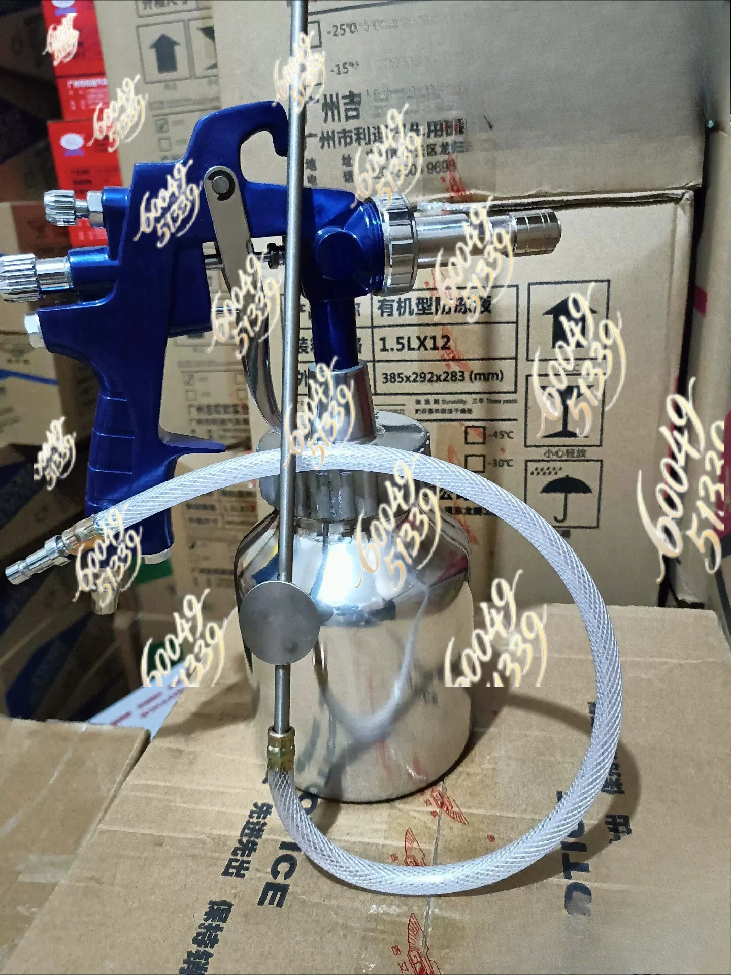 apply to cleaning spray guns for automotive air conditioning evaporators, cleaning tools for inner walls of pipeline chambers