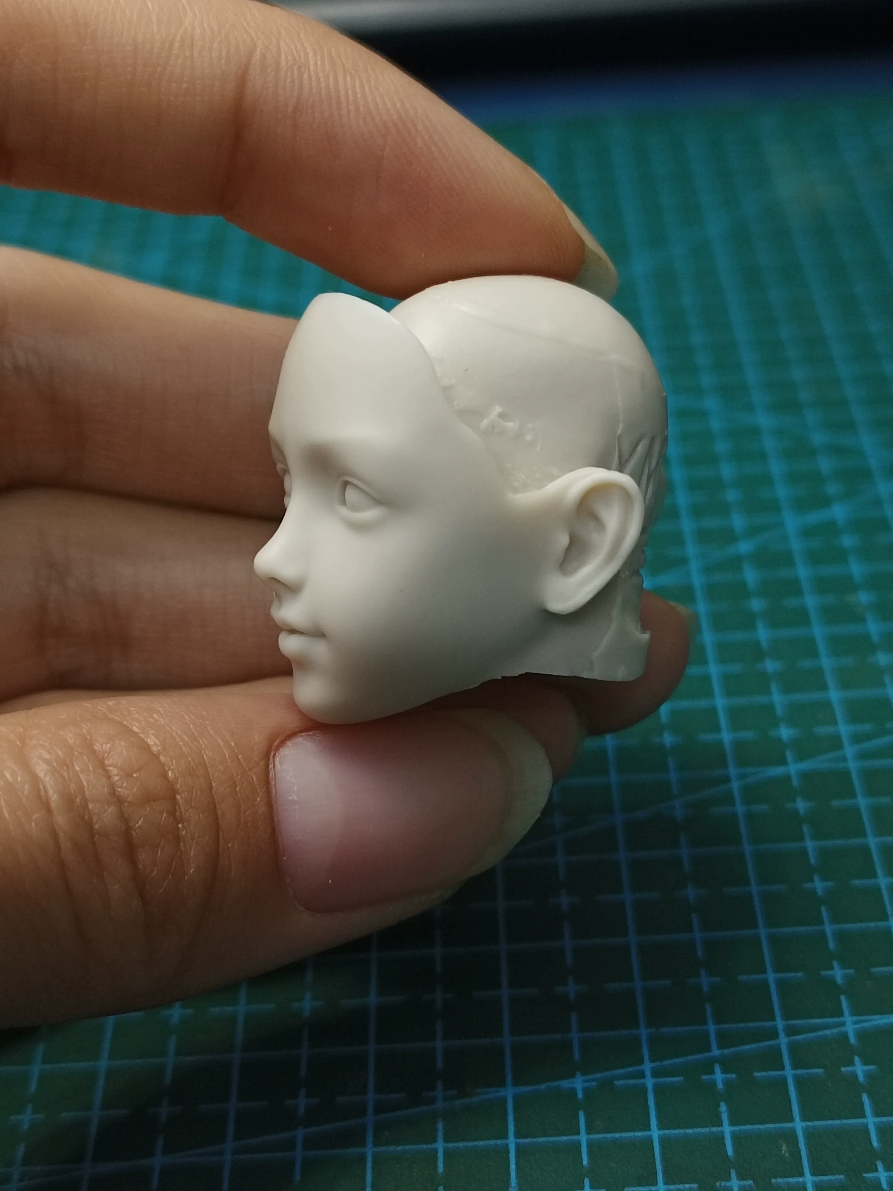 

YMTOYS YMT053 1/12 Loli Girl Feamle Head Sculpture Cute Anime Unpainted Carved Model Fit 6" Action Figure Collection