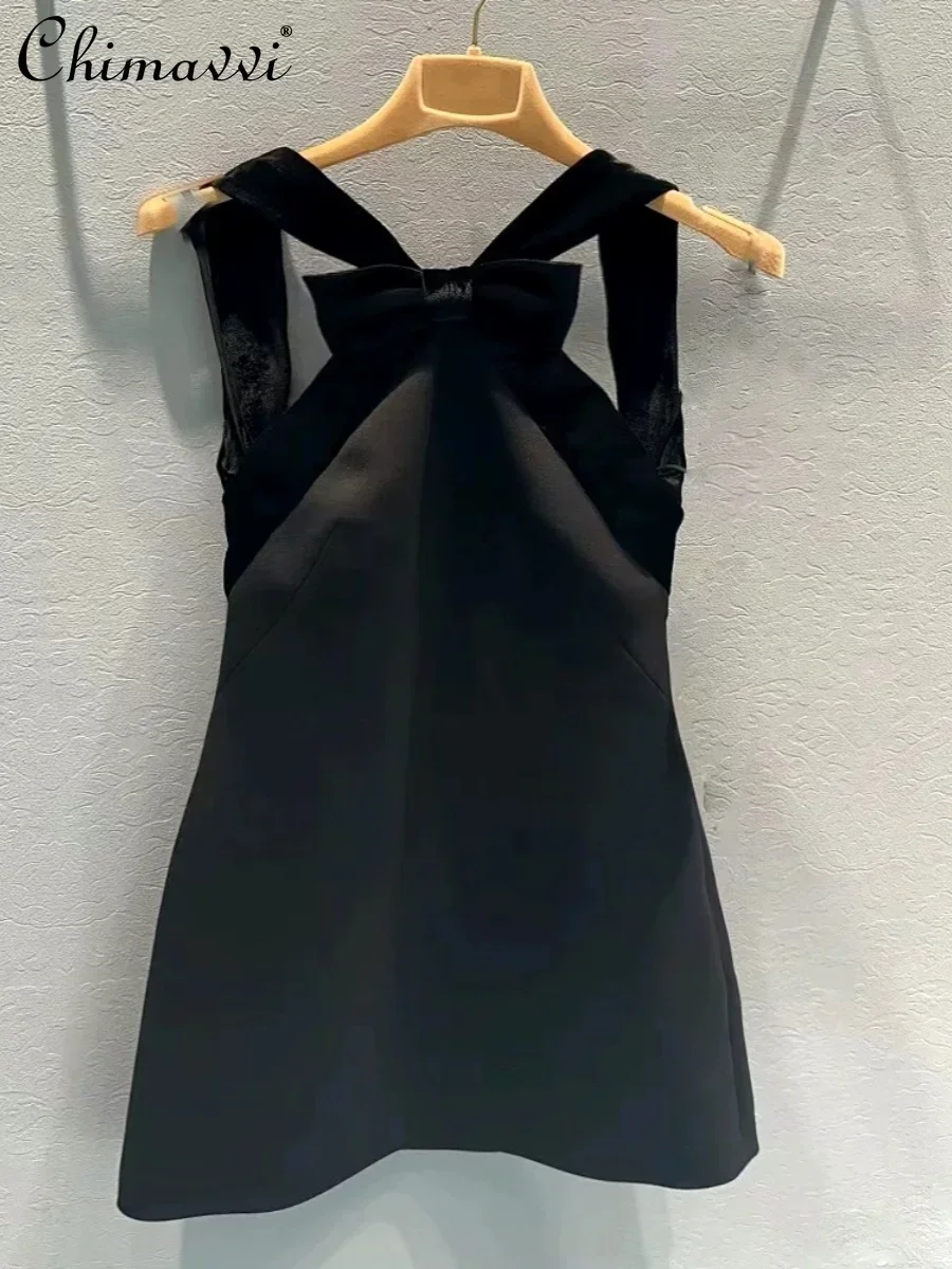 Abiti primaverili 2024 Abito sottoveste sexy senza schienale in velluto di nuova moda per le donne Abito corto da donna elegante con fiocco allentato