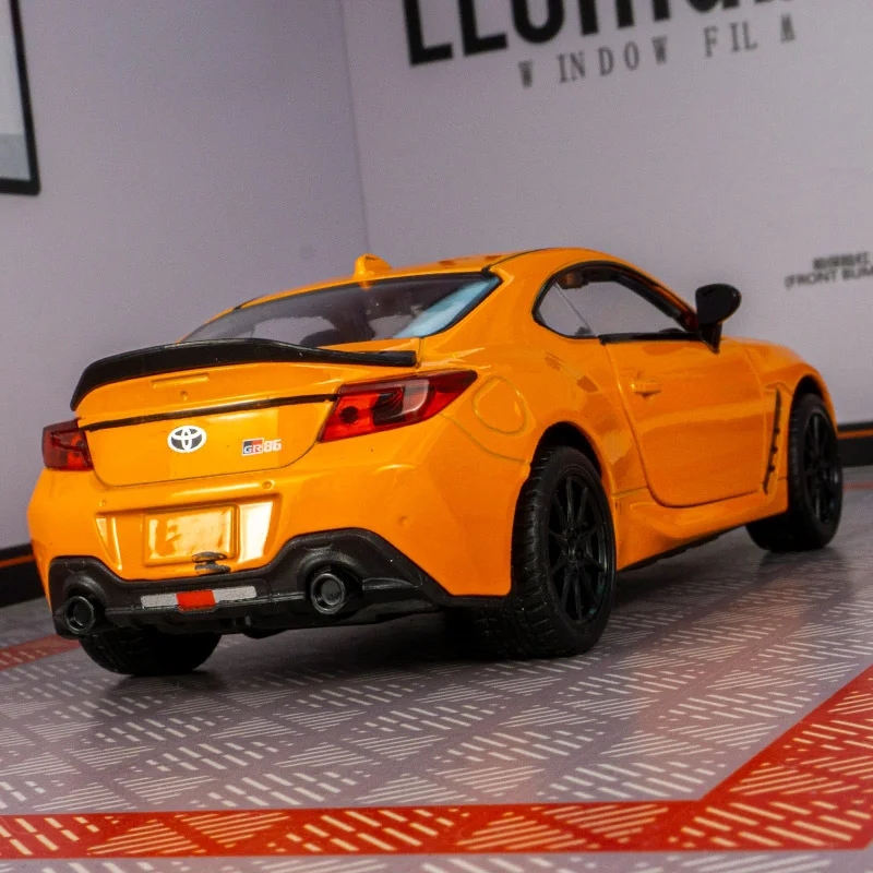 

1/28 Toyota GR86 модель спортивного автомобиля из сплава, литая под давлением металлическая гусеница, гоночный автомобиль, модель автомобиля, звуковая и световая имитация, детские игрушки, подарок