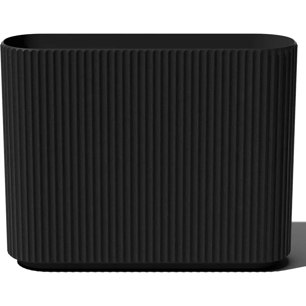 

Кашпо серии Demi для помещений: прочный композит из пластика и камня, идеально подходит для декора и растений.