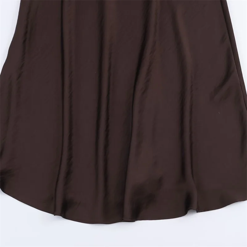 เดรสผู้หญิง 2025 ฤดูใบไม้ร่วง ใหม่ สีน้ำตาลเข้ม แขนกุด ผ้าซาติน คอวี ทรงเอไลน์ ความยาวปานกลาง สวยสง่าและทันสมัย