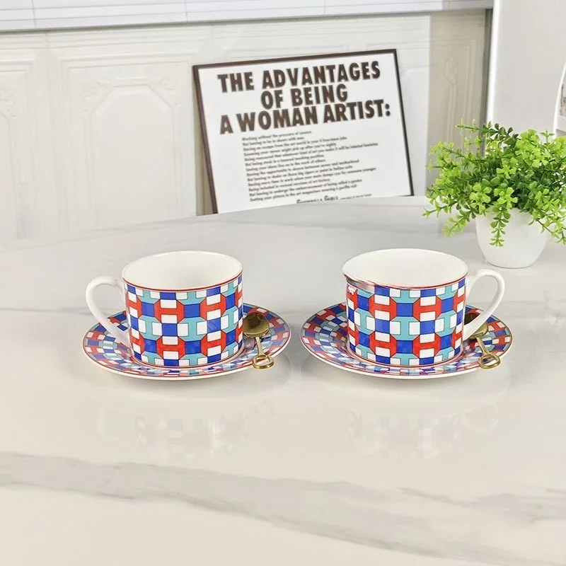 European Retro Bone China Coffee Cup And Saucer With Spoon Set Afternoon Tea Couple Cup Gift