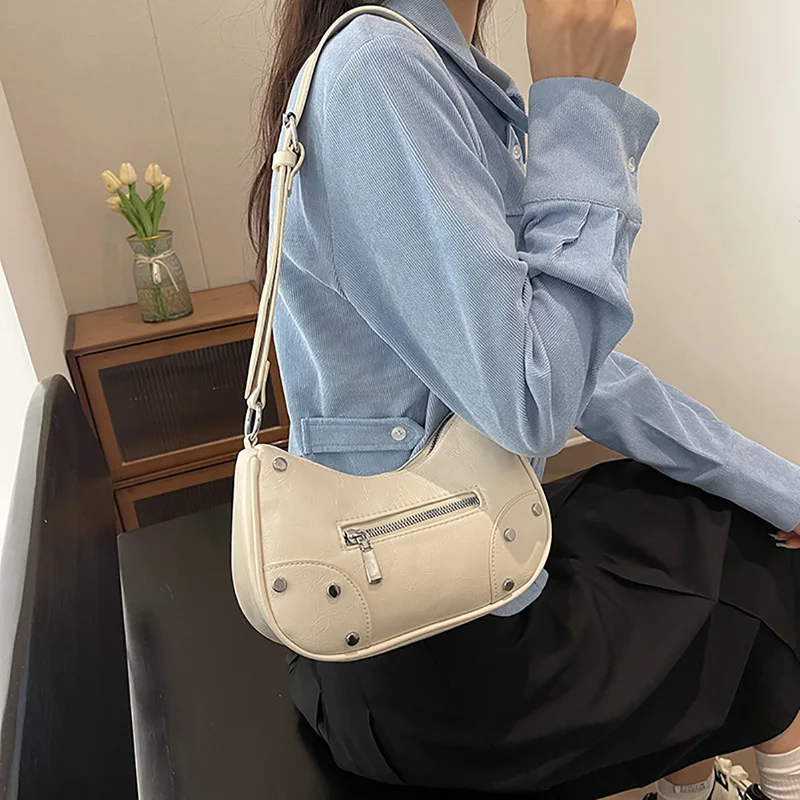 Design Sense High Street Rivet Underarm Bag Fashion Korean Spice Girls All-match Shoulder Bag 2024 New Commuter Crossbody Pack