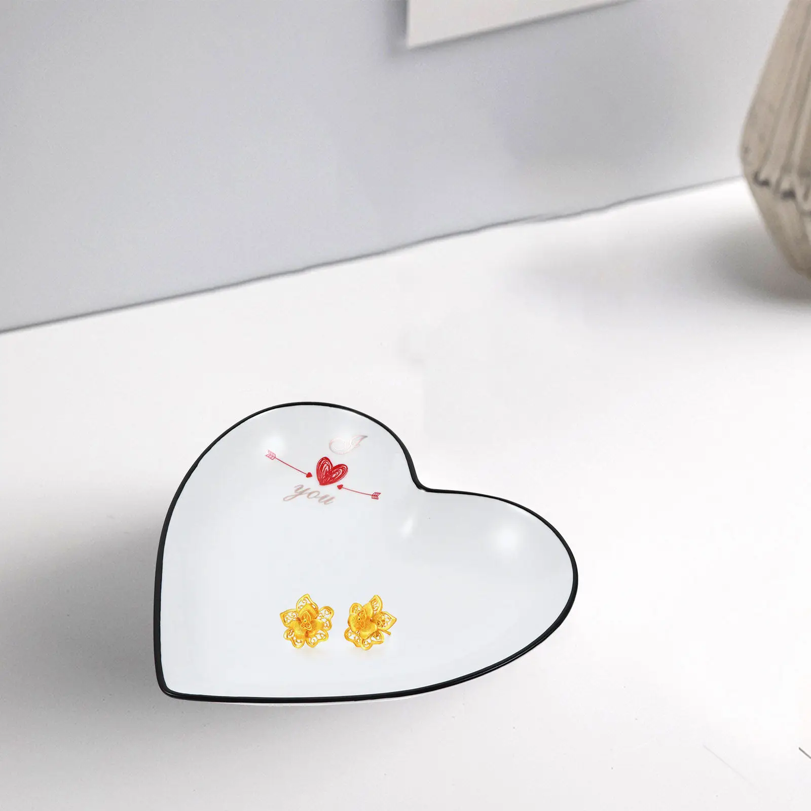 

1 шт. керамический поднос в форме сердца, креативная тарелка для хранения украшений, поднос для закусок, десертов, кексов, конфет, праздничный демонстрационный поднос, тарелка для украшений