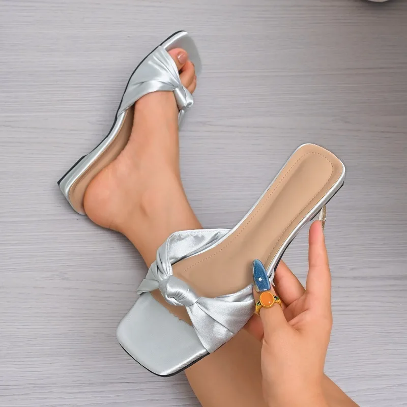 شباشب نسائية صيفية جديدة لعام 2025 بعقدة على شكل فراشة بمقدمة مربعة شباشب عصرية بكعب منخفض صنادل للحفلات الخارجية للسيدات صنادل Жénska Оbuvai #2