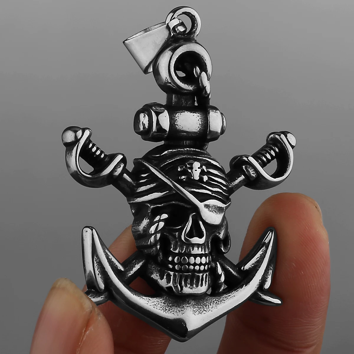 Retro Japanese Double Sword Pirate Skull Pendant Ghost Head Necklace Men's Hip Hop Pirate Ship Logo Pendant Necklace Jewelry