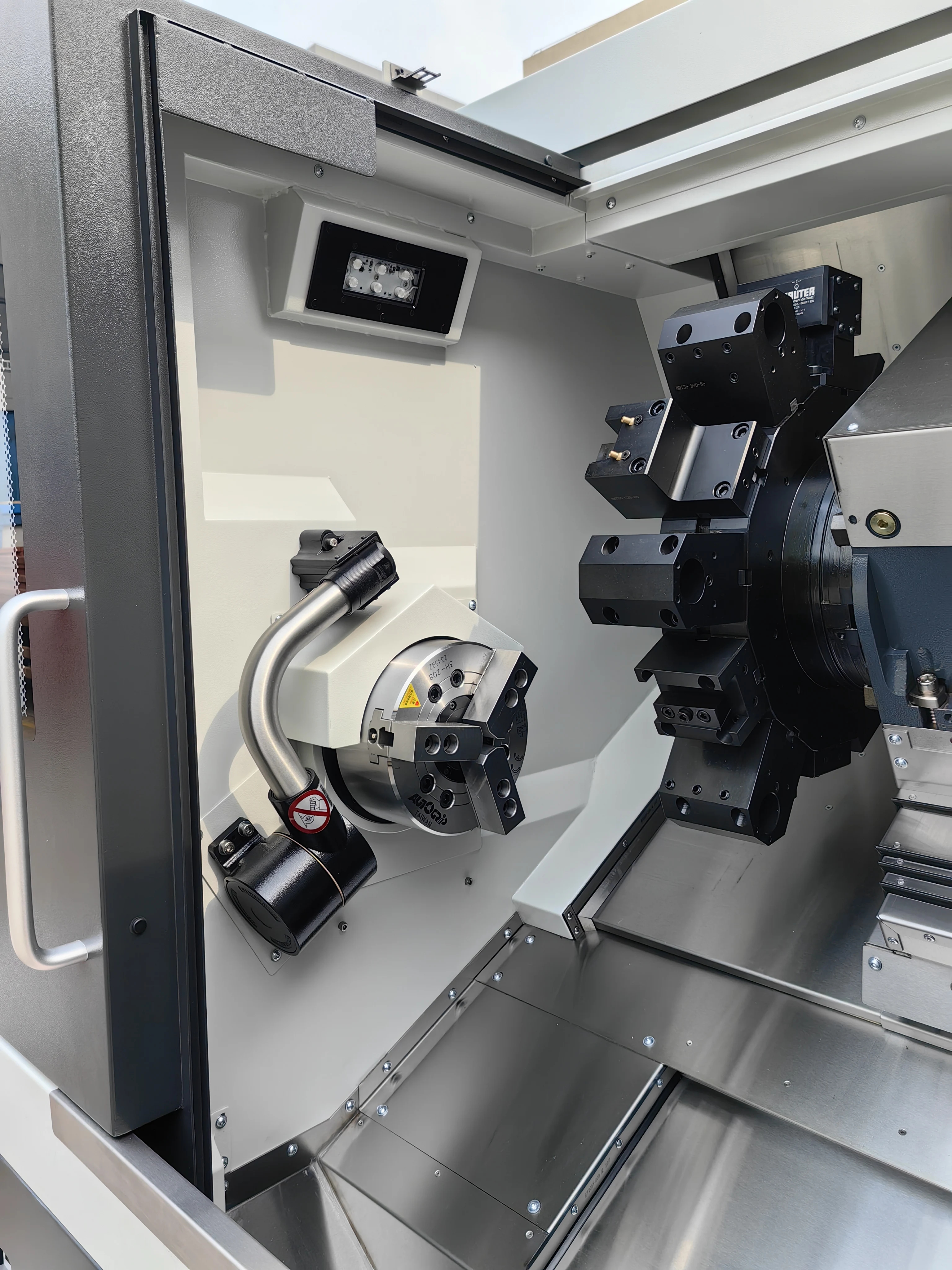 Tecnologia GIAPPONE Tornio per carichi pesanti a 3 assi Tornio per metalli Tornio CNC a letto inclinato Servizio personalizzabile