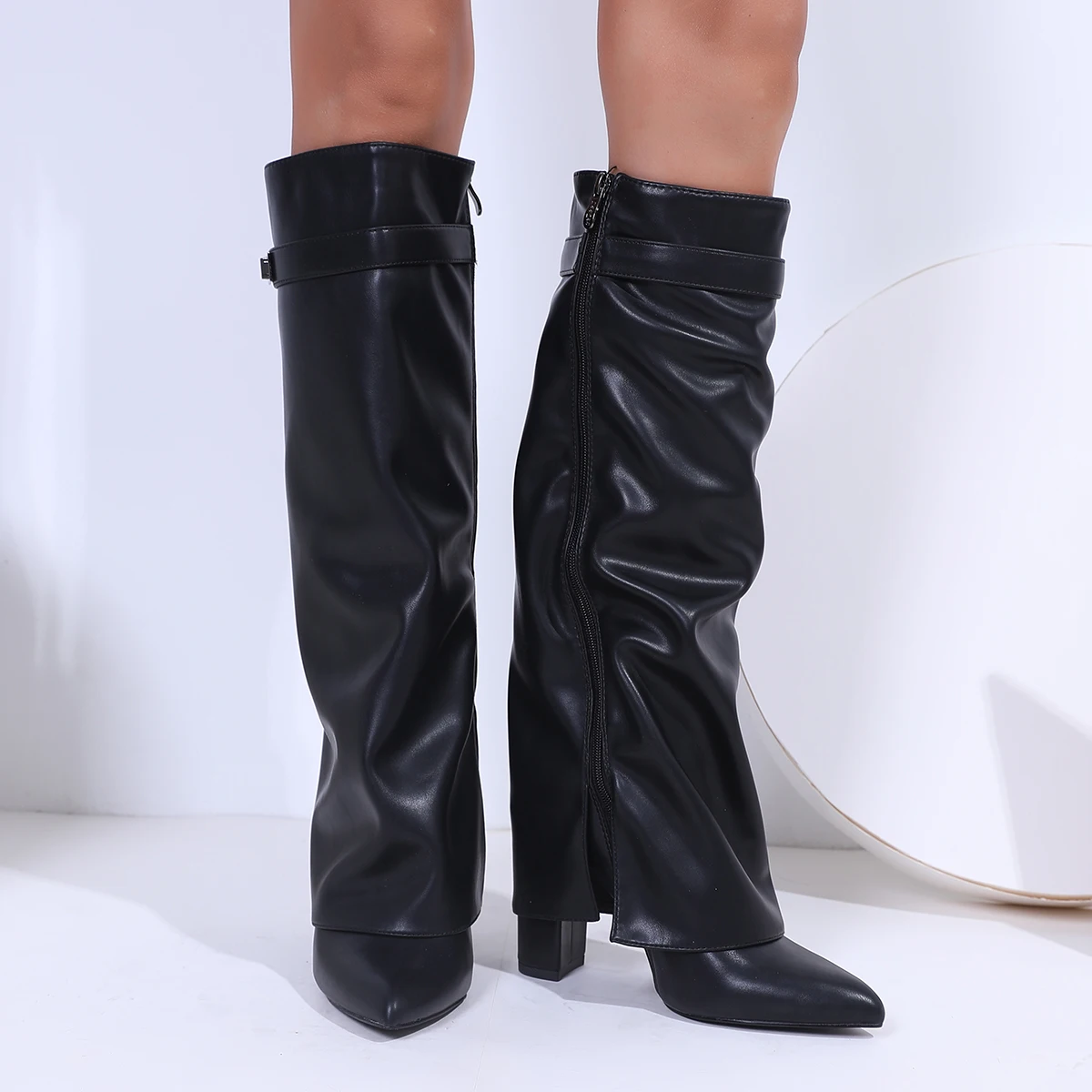 2025 automne/hiver nouvelles bottes longues plissées noires pour femmes, bottes hautes à bout pointu et talon carré avec fermeture éclair latérale, bottes d'équitation en cuir Pu de mode européenne et américaine, bottes pour femmes de grande taille