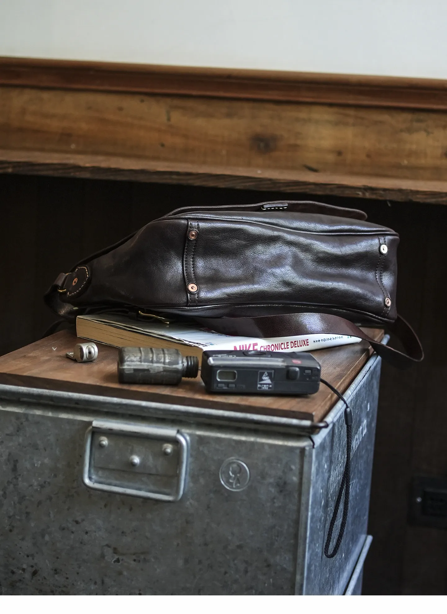 Einfache Vintage-Umhängetasche aus handgefertigtem Rindsleder der ersten Schicht für Herren, modische, lässige Reisetasche aus luxuriösem Echtleder. – Detail 17