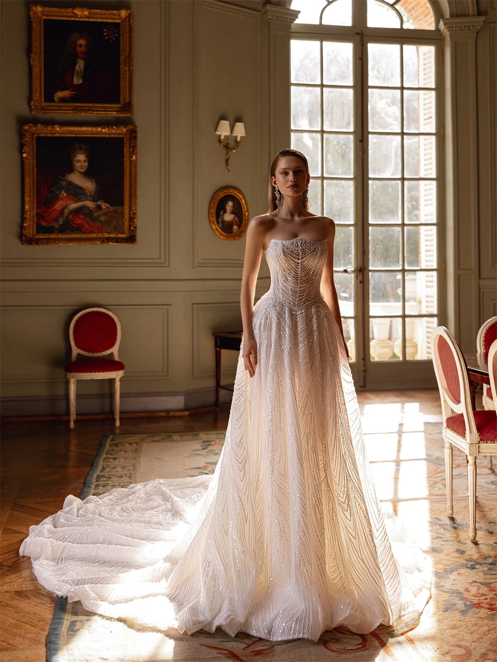 Customized Sexy Ivory Organza Bridal Gowns Classic Strapless Sleeveless Robe de mariée Soft A-Line Court Train Wedding Dress