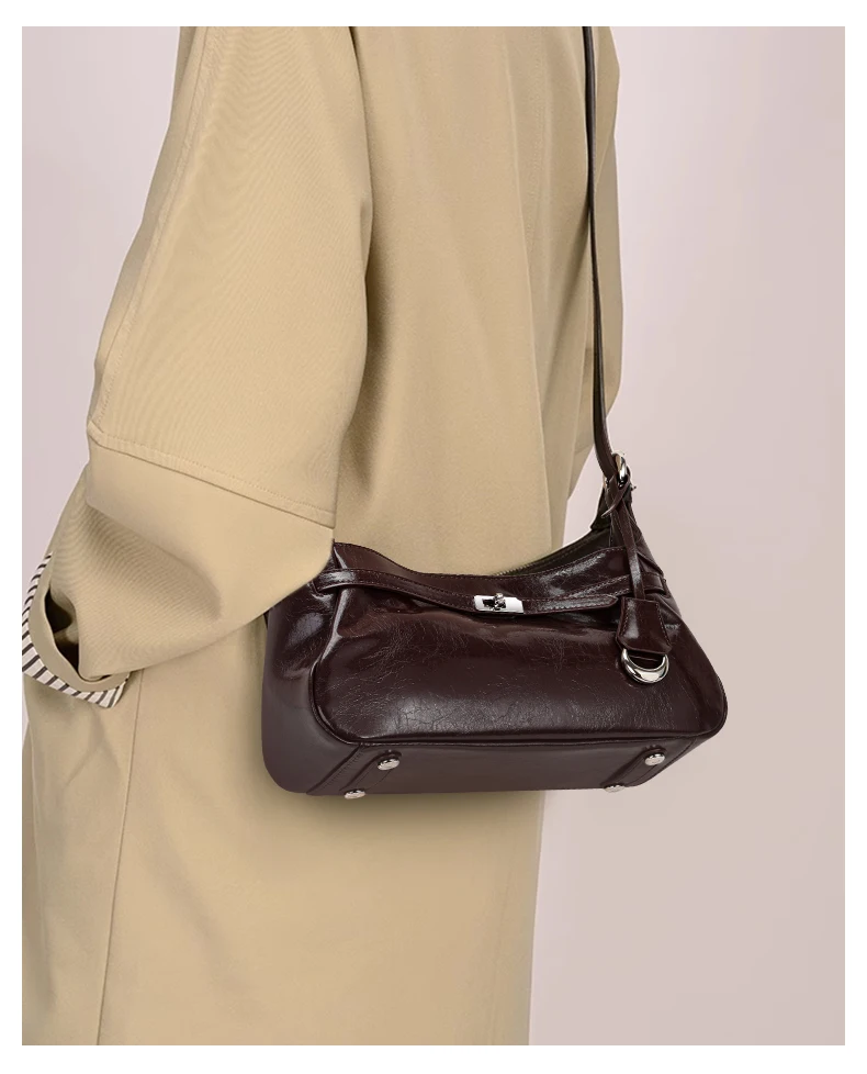 Aidrani Damen-Schultertasche aus echtem Rindsleder mit Anhänger, geräumige Crossbody-Reisetasche im Hobo-Stil – Detail 2